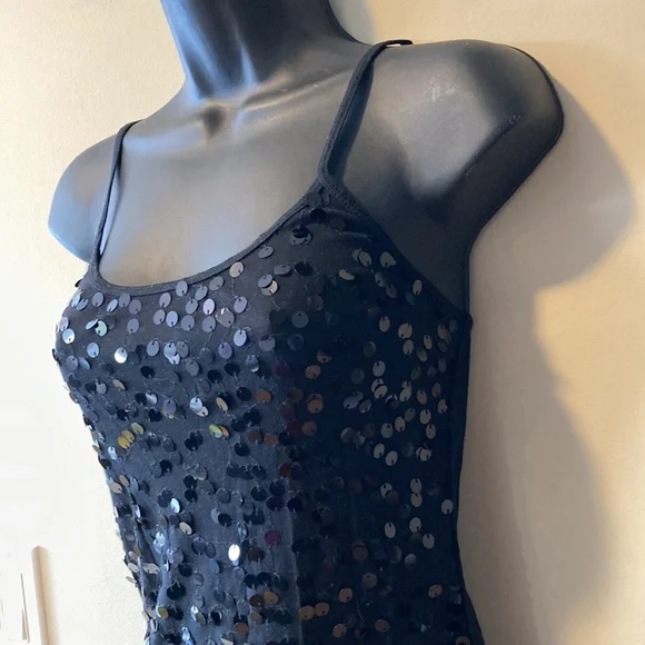 βSOLDβLarge Sequin Embellished Tank Top π€ - Picture 3 of 5